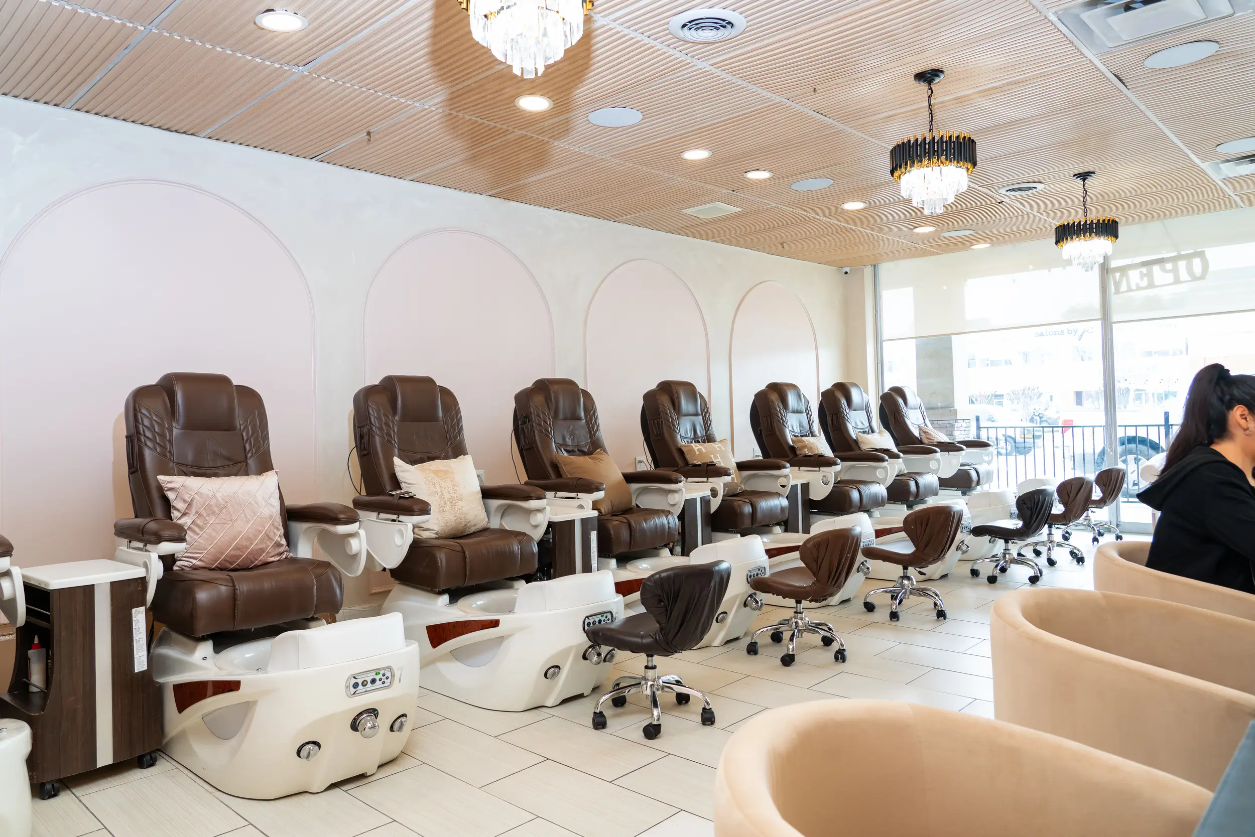 Inviting check-in desk and open relaxation area at our Oak Lawn location